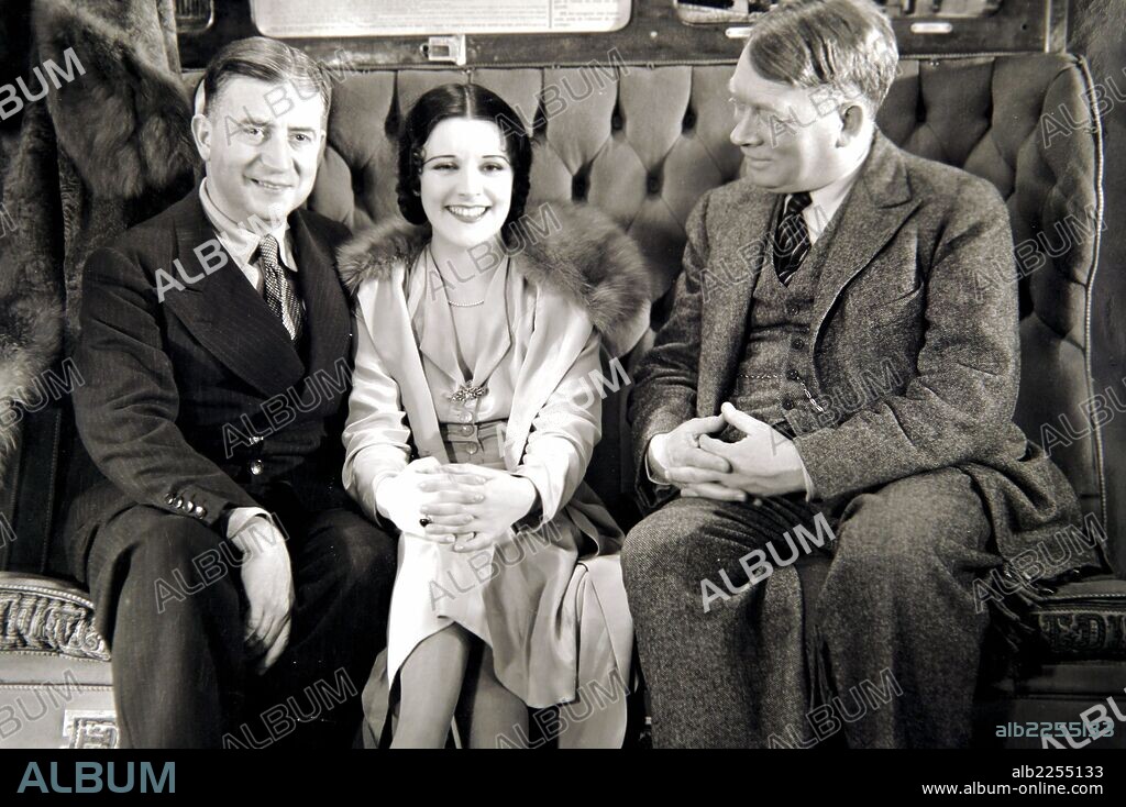 IMPERIO ARGENTINA. MAGDALENA NILE DEL RIO. CANTANTE Y ACTRIZ ESPAÑOLA. BUENOS AIRES 1908 -2002. RODAJE DE LA PELICULA " SU NOCHE DE BODAS ". CON EL OPERADOR RENE GUISART Y EL DIRECTOR LOUIS MERCANTON. AÑO 1931.