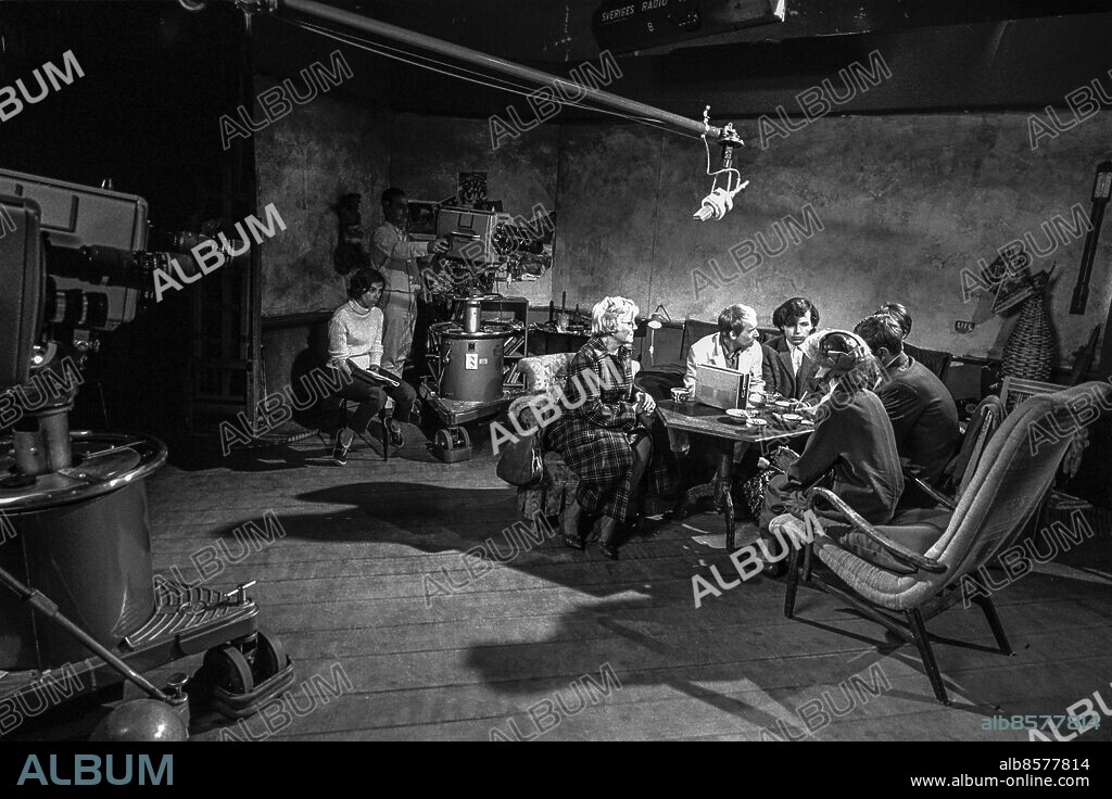 ARKIV 19650604.. HOTET. TV-pjäs av Arnold Wesker i regi av Johan Bergenstråhle.. Sänt första gången 1966-01-17.. Här ses bl.a. skådespelaren Gösta Ekman, som Peter, under inspelningen.. Foto: Bo-Aje Mellin / SVT / Kod: 5600. Reportage publ. i RiR 3/66. RiR 17722. sv/v neg. Studiomiljö Fotografer Filmkameror Fåtöljer.