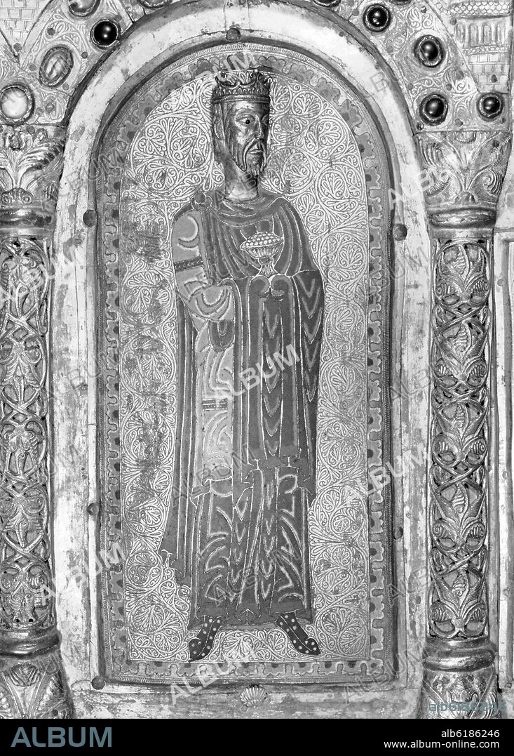 DETALLE DEL RETABLO DE SAN MIGUEL IN EXCELSIS - SIGLO XII - ROMANICO NAVARRO - FOTOGRAFIA EN BLANCO Y NEGRO - AÑOS 50.