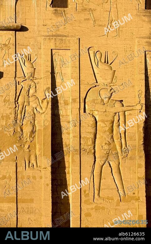 Aegypten, Edfu (Idfu), Horustempel, Relief des Hauptgottes des Tempels Hor-Behdeti (Horus von Edfu) und links seitlich zum Portal ein kleineres Relief der Göttin Hut-Hor-Iunet am östlichen Pylonenturm.