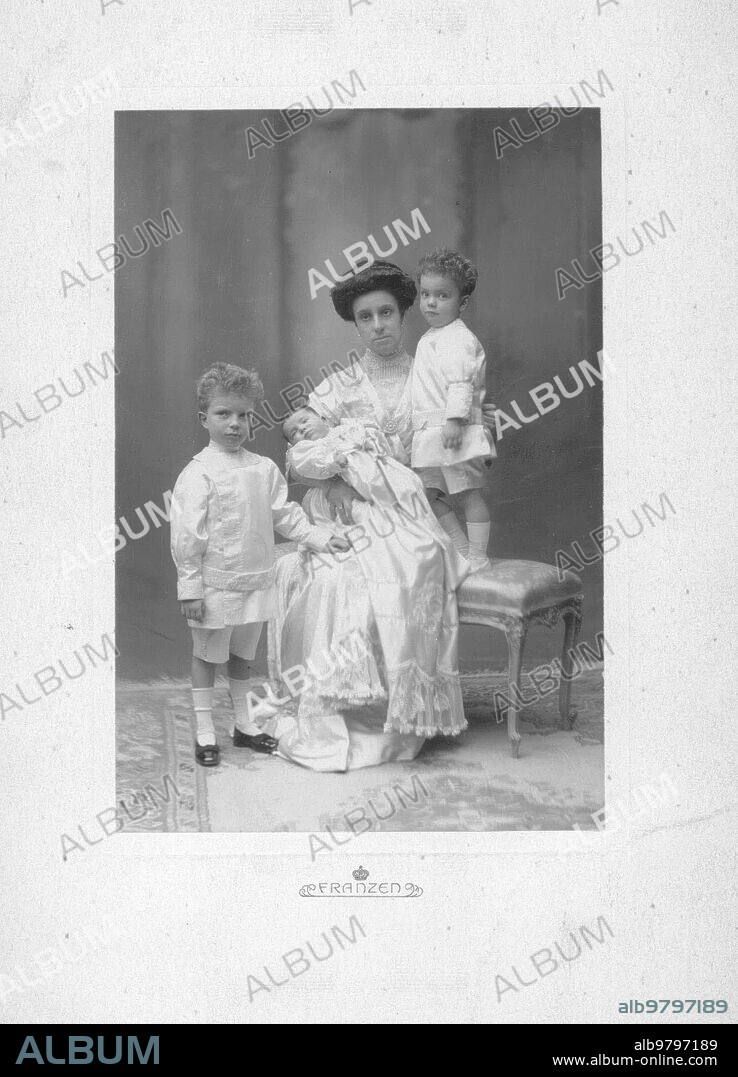 1911. La Infanta Maria Teresa de Borbón, esposa de don Fernando de Baviera, con sus tres Hijos, Luis Alfonso, José Eugenio y María de las Mercedes.