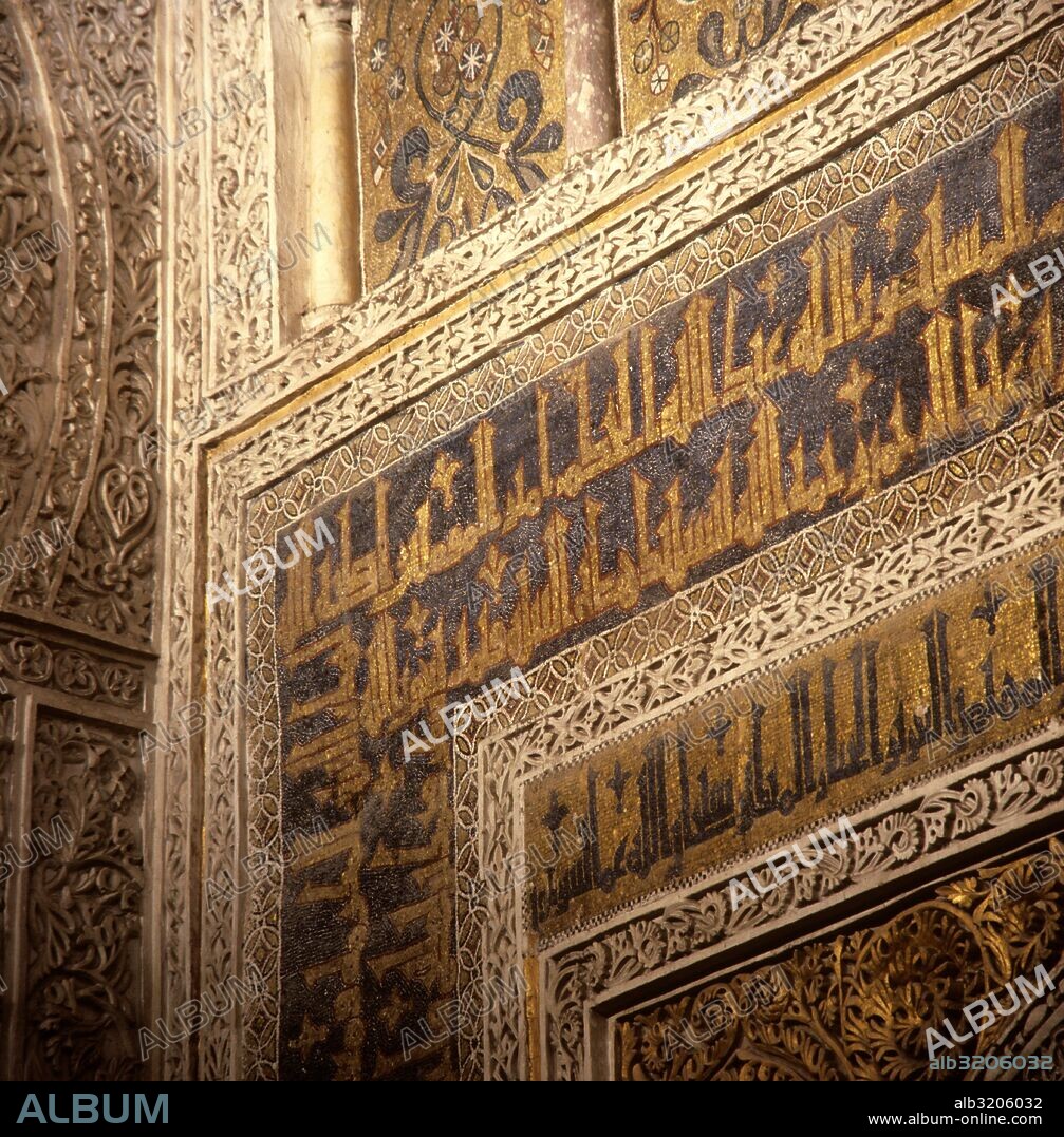 MEZQUITA DE CORDOBA. MOSAICO CON DECORACION EPIGRAFICA SITUADO EN EL MIHRAB. DETALLE DEL MOSAICO DE TRADICION BIZANTINA EN LA ZONA DEL MIHRAB.   DISTINTOS TIPOS DE DECORACION Y GRAN COLORIDO. EPOCA DE ALHAKAM II.  CORDOBA, ESPAÑA.