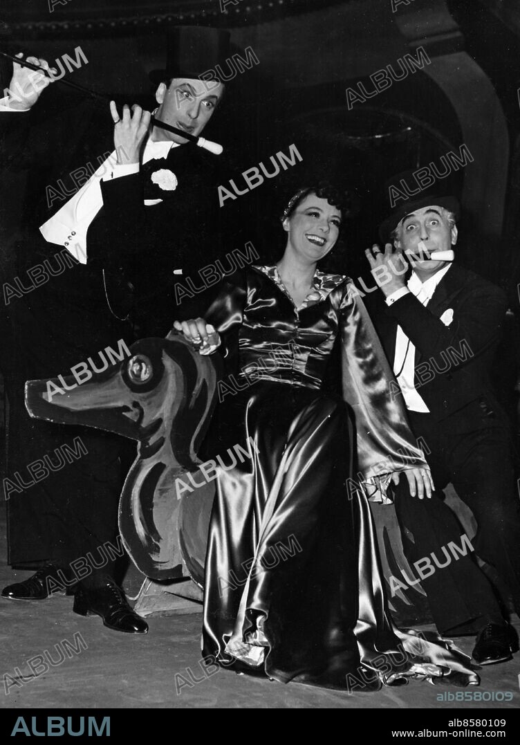 ARKIV STOCKHOLM 19490503. Operettsångarna Magnus Rudbeck (t.v.), Isa Quensel och Lars Egge, under generalrepetitionen av operetten Csardasfurstinnan på Operan. Foto: Bo Dahlin / SVT / Kod: 5600 AB Text & Bilder Mapp: Egge, Lars Trio Flöjter persons: ISA QUENSEL;MAGNUS RUDBECK;LARS EGGE sites: SVERIGE;STOCKHOLMBilden får endast användas i programpresenterande sammanhang. Fotografens namn, Sveriges Television samt programmets titel skall alltid anges.