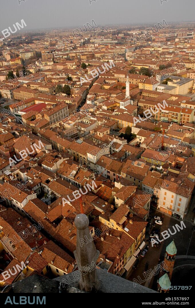 ITALIA. CREMONA. Vista panorámica del casco antiguo de la ciudad desde el "Torrazzo", campanario del Duomo. Región de la Lombardía.