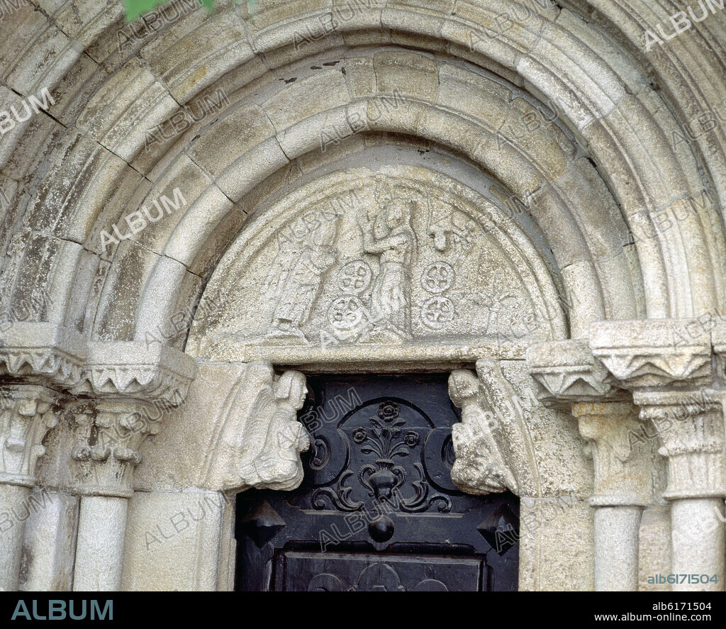 DETALLE DEL TIMPANO DEL PORTICO LATERAL DE LA COLEGIATA DE SANTA MARIA DEL CAMPO - ANUNCIACION - MEDIADOS DEL SIGLO XIII - FOTO AÑOS 90.