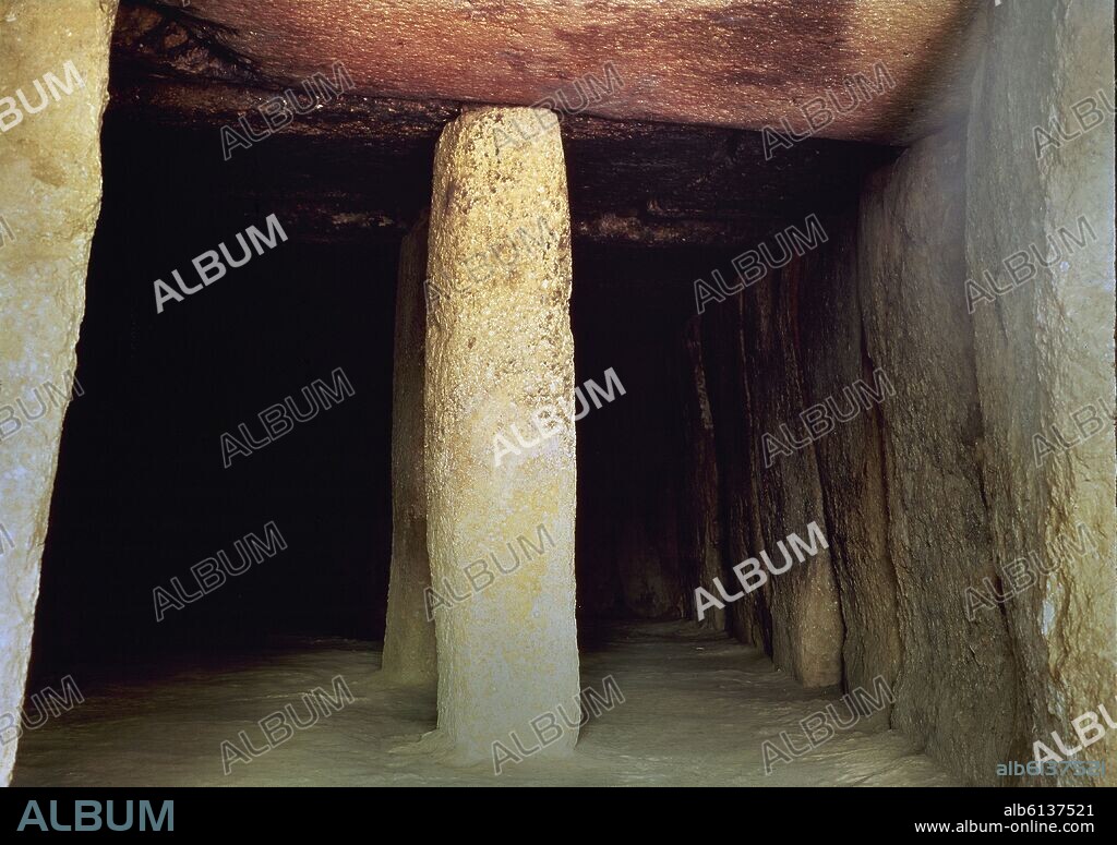 DOLMEN DE LA CUEVA DE LA MENGA.