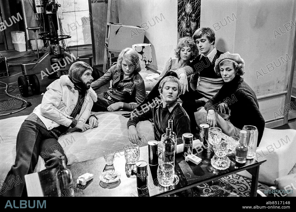 1972-12. Inspelning av LIVET LEKER TV-pjäs av Christopher Hampton i regi av Jan Halldoff. Sänt första gången 1973-03-12. Här ses från vänster regissören Jan Halldoff samt skådespelarna Dan Ekborg, Per Ragnar, Lilian Johansson, Hans Klinga och Gunnel Broström. Foto: Bertil S-son Åberg / RiR / SVT / Kod: 5600 RiR 20722 sv/v neg persons: JAN HALLDOFF;DAN EKBORG;PER RAGNAR;GUNNEL BROSTRÖM;HANS KLINGA;LILIAN JOHANSSON sites: SVERIGE PhotoDate:1972-12-??.