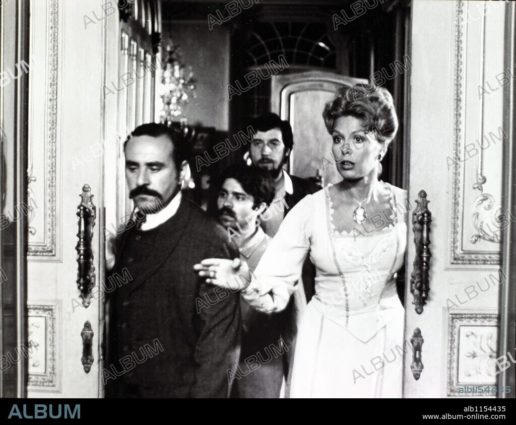 TERESA GIMPERA en LA CIUDAD QUEMADA, 1976 (LA CIUTAT CREMADA), dirigida por ANTONI RIBAS. Copyright TEIDE, P.C.
