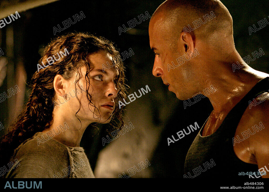 ALEXA DAVALOS and VIN DIESEL in THE CHRONICLES OF RIDDICK, 2004, directed by DAVID TWOHY. Copyright UNIVERSAL STUDIOS / LEDERER, JOSEPH.