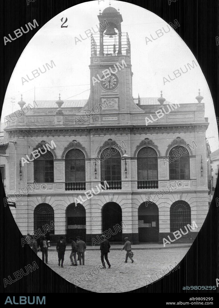 1927. Vista del ayuntamiento de morón de la Frontera (Sevilla).