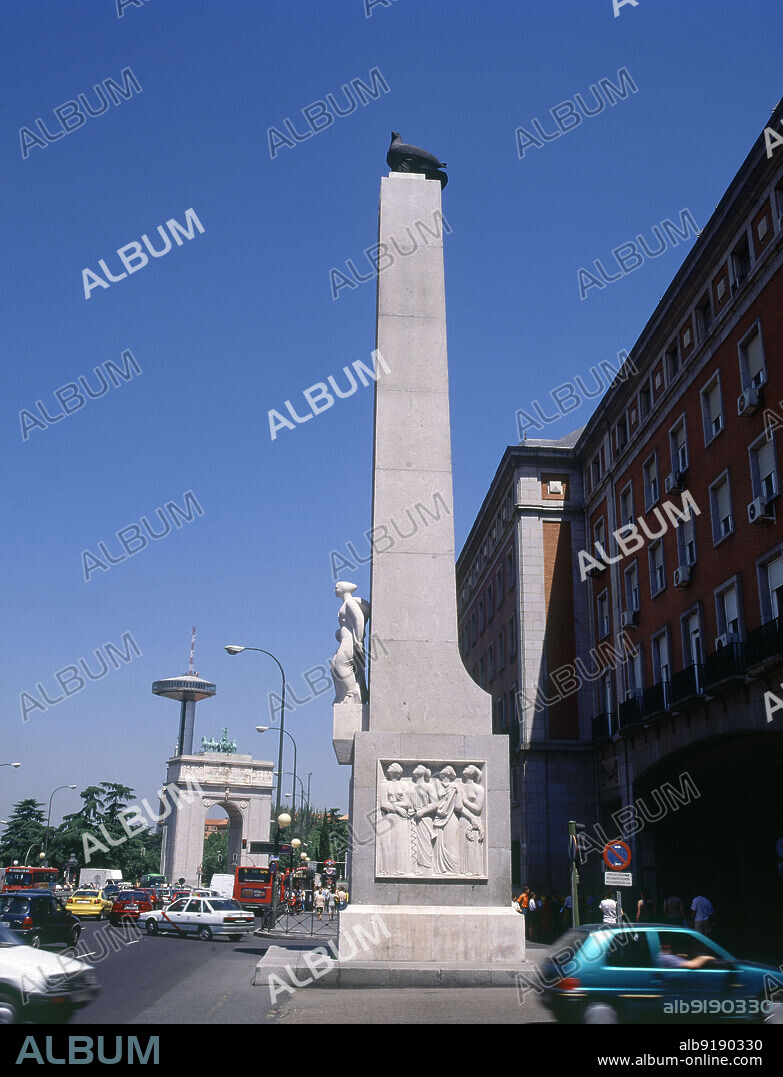 OBELISCO ARCO DE LA VICTORIA Y FARO DE MONCLOA AL FONDO - FOTO AÑOS 90.