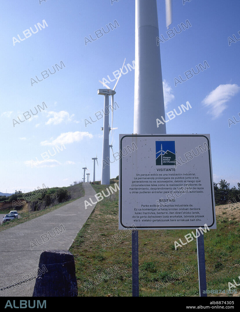 CARTEL DE PRECAUCION A LOS VISITANTES DEL PARQUE EOLICO ESCRITO EN EUSKERA Y EN CASTELLANO - FOTO AÑOS 00.