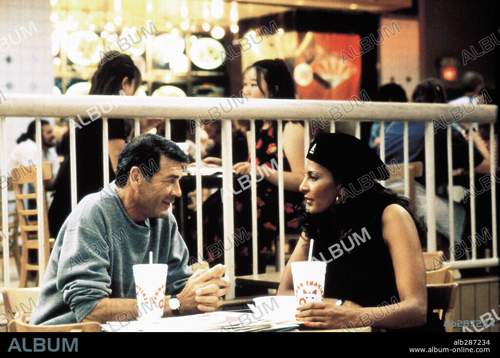 PAM GRIER et ROBERT FORSTER dans JACKIE BROWN, 1997, réalisé par QUENTIN TARANTINO. Copyright MIRAMAX.