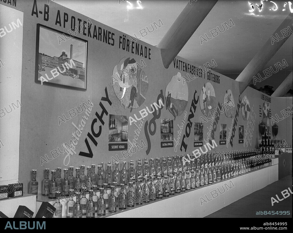 Göteborg 1942-06-05 - Svenska Mässan - Apotekarnas vattenfabrik - reklam för Vichyvatten - Solo - Tonic - Pommac - *** Local Caption *** GT - Låda Krep 2011-07. KAMERAREPORTAGE.