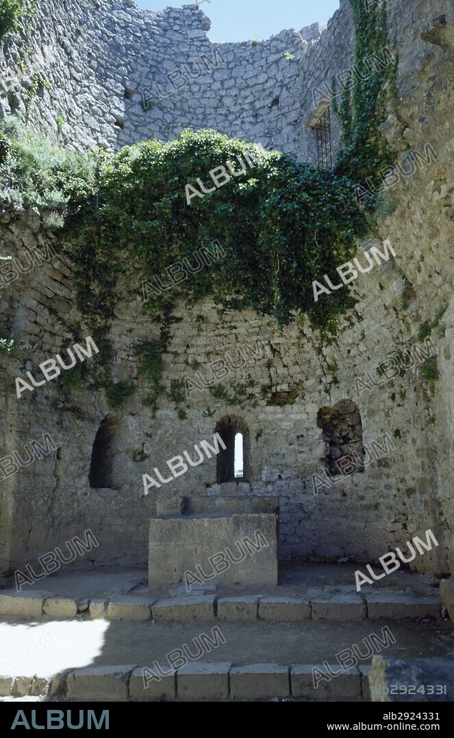 CASTILLO DE PERAPERTUSA (PEYREPERTUSE). Vista general de las ruinas de la antigua CAPILLA DE SANTA MARIA, construida en el año 1115. RUTA CATARA. Aude. Languedoc. FRANCIA.