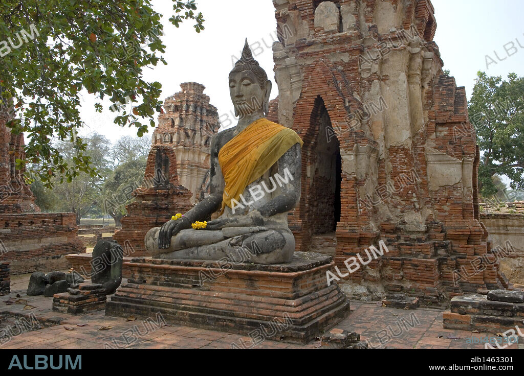 TEMPLO DE WAT MAHATHAT. Vista de una ESTATUA DE BUDA. AYUTTHAYA (Patrimonio de la Humanidad). Tailandia.
