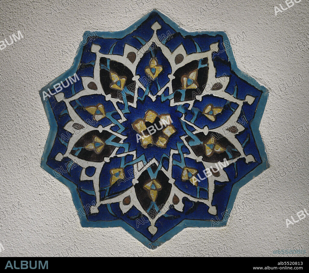 Azulejo en forma de estrella. Primera mitad del siglo XV. Período timúrida (h. 1370-1507). Irán. Pasta de piedra, pintada y vidriada en técnica de cuerda seca. Museo Calouste Gulbenkian. Lisboa. Portugal.