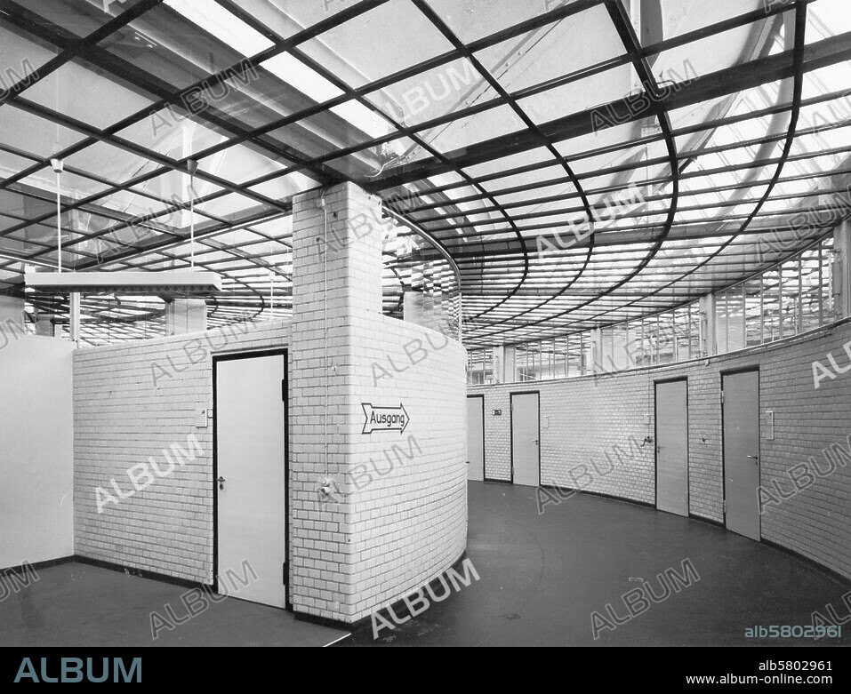 Dessau (Sachsen-Anhalt), ehem. Arbeitsamt, heute Straßenverkehrsamt der Stadt Dessau, August-Bebel-Platz. (erb. 1928/29; Arch.: Walter Gropius). Innenansicht: Gang im Rundbau mit Oberlicht. Foto, undat.