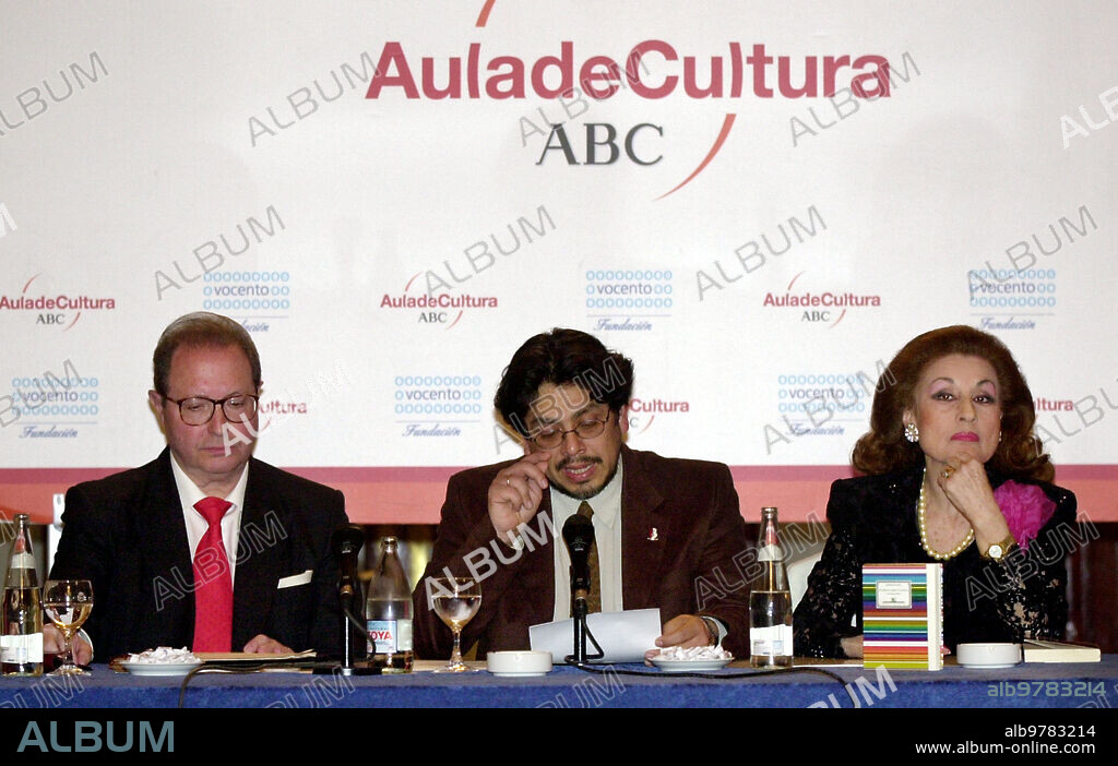 Sevilla, 20/04/2004. Presentación en el Aula de Cultura de ABC de la antología poética de Rafael de León «Entre el gozo y la sombra». En la imagen, Daniel Pineda Novo, Fernando Iwasaki y Gracia Montes. Foto: Pepe Ortega.