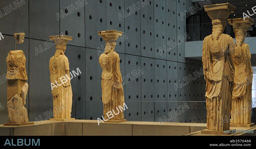 Cariátide (siglo V a. C.). KORAI o doncella que formaba parte de la llamada "Tribuna de las Cariátides", situada en el Erecteion (Acrópolis de Atenas, Grecia). Vista general de las cinco estatuas que se convervan en el Museo de la Acrópolis (Acropolis Museum). Atenas. Grecia.