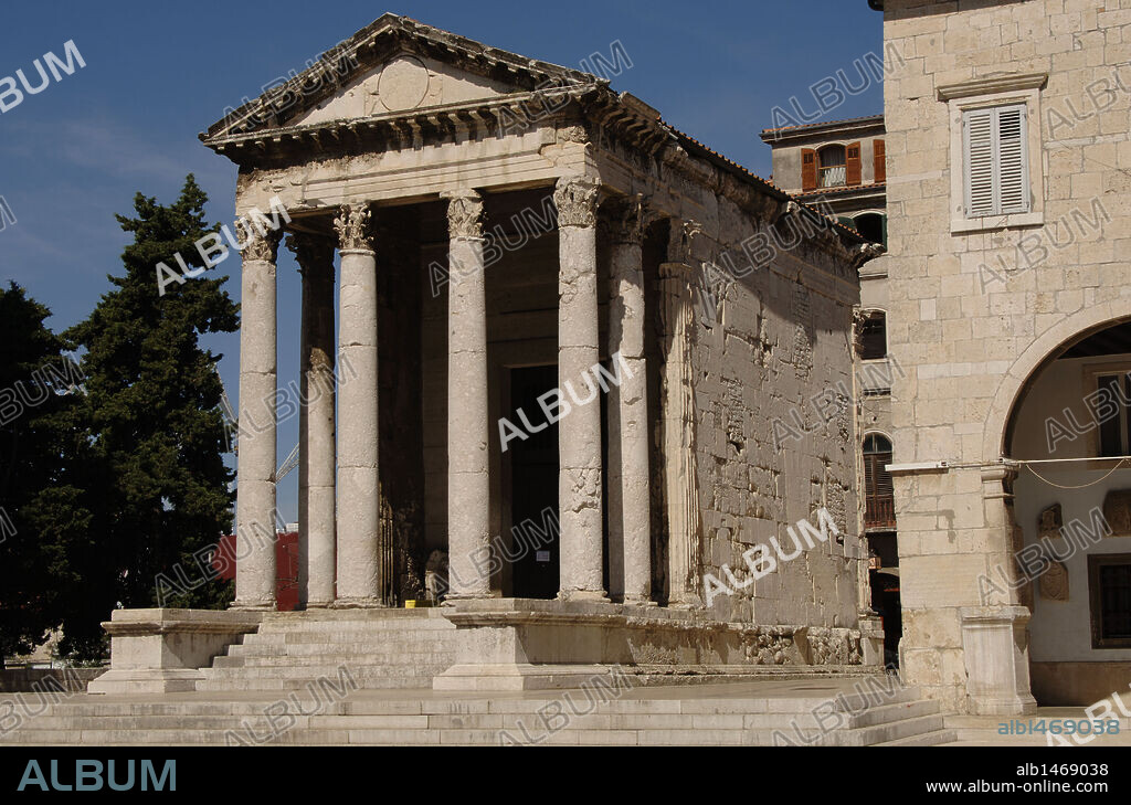 ARTE ROMANO. CROACIA. TEMPLO DE AUGUSTO, dedicado a la diosa Roma y al emperador Augusto. Fue construido entre el año 2 a. C. y el 14 d. C. Tras ser destruido totalmente durante la Segunda Guerra Mundial, fue reconstruido entre los años 1945 y 1947. PULA. Península de Istria.