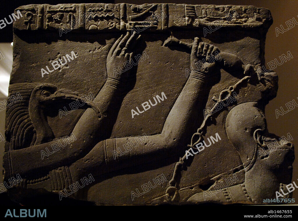 ARTE EGIPCIO. EGIPTO. FRAGMENTO DE CORNISA. Formaba parte de un muro del TEMPLO DE HARENDOTES ("Horus el Vengador"), en la Isla de Filae. Representa el BAUTISMO DEL FARAON (el dios Toth con cabeza de Ibis vierte el agua sobre la cabeza del faraón), ritual purificador que forma parte de la ceremonia de coronación egipcia. Quien recibe el bautismo es un emperador de la dinastía Claudia, probablemente Nerón o Claudio. Piedra arenisca. Museo Metropolitano de Arte. Nueva York. Estados Unidos.