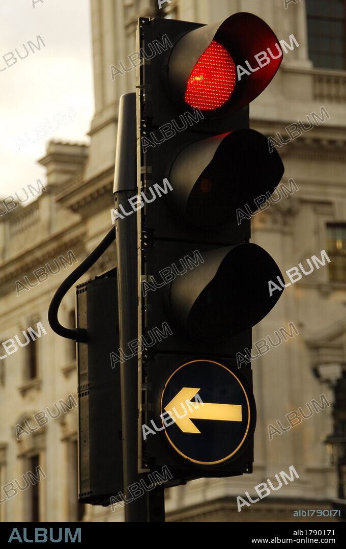 SEMAFORO EN ROJO para los vehículos que giren a la izquierda. Londres. Inglaterra. Reino Unido.