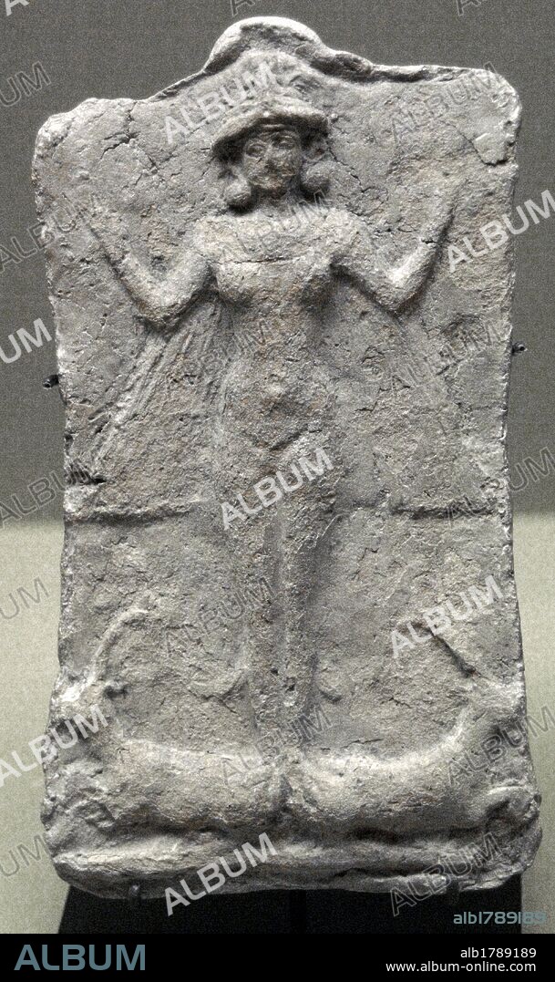 ARTE MESOPOTAMICO. BABILONIA. PERIODO PALEOBABILONICO. Relieve de terracota con representación de una DIOSA DESNUDA ALADA. Fechado a inicios del II milenio a. C. Exposición Babilonia. Museo del Louvre. París. Francia.