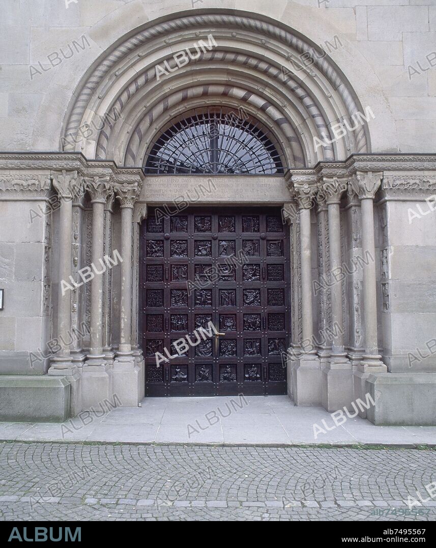 PORTADA ROMANICA-S XI-XIII- ENTRADA LATERAL IZQUIERDA.