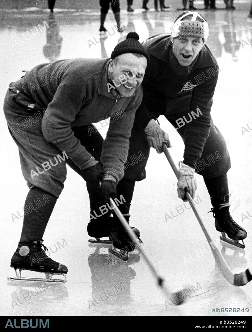 ARKIV 19661216 - Bandyspelarna Nils "Nicke" Bergström (tv) och Åke "Plutten" Andersson . Foto: Arne Schweitz kod: 192 . COPYRIGHT SCANPIX SWEDEN.