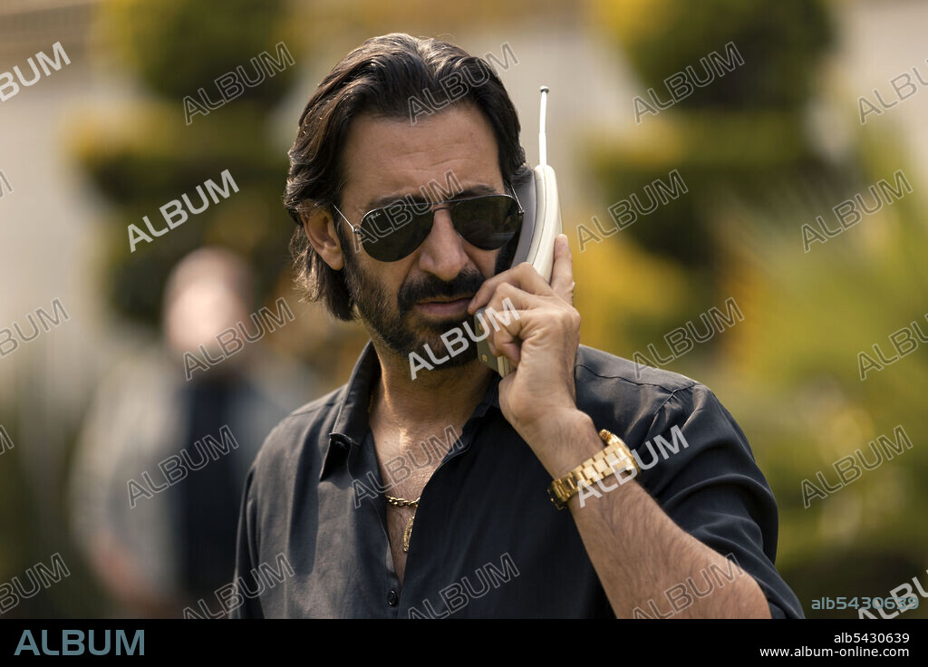 JOSE MARIA YAZPIK in NARCOS: MEXICO, 2018, directed by ALEJANDRA MARQUEZ ABELLA, AMAT ESCALANTE, ANDRES BAIZ, JOSEF KUBOTA WLADYKA, LUIS ORTEGA and WAGNER MOURA. Copyright Gaumont Télévision / Netflix.