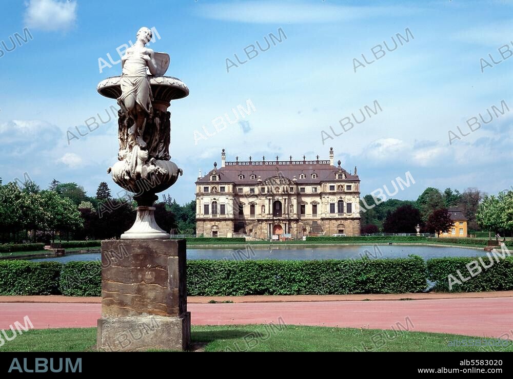 Dresden (Sachsen), Großer Garten. Marmorvase mit Psyche (Skulptur von Antonio Corradini (1668-1752); im Hintergrund das Palais (erb. 1678-93; Arch.: Johann Georg Starcke). Foto (Florian Monheim).