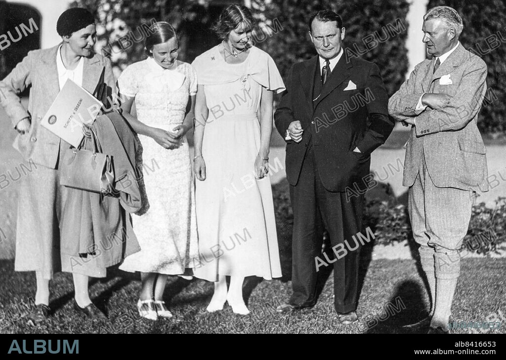 ARKIV 1933 Preussiske ministerpresidenten och nazistledaren Hermann Göring, andre från höger, tillsammans med, från höger, Görings svåger Erik von Rosen och hans fru Mary von Rosen och deras dotter Birgitta von Rosen på Rockelsta 1933. Längst till vänster är Görings oidentifierade följeslagerska. Hermann Goring, second from right, at Rockelsta in Sweden 1933, together with, from right, Goring's brother in law Erik von Rosen, his wife Mary and their daughter Birgitta von Rosen.. Foto: Bertil Norberg / Dagens Nyheter / TT / Kod: 5. **SvD OUT**.