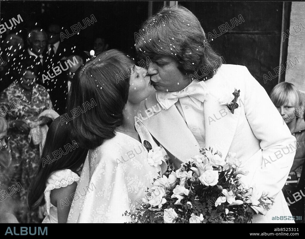 ARKIV 1976- Lasse Berghagen kysser sin hustru Eva Strand utanför kyrkporten efter vigseln i Tyresö kyrka. Foto: Olle Lindeborg Kod: 190 COPYRIGHT SCANPIX SWEDEN.