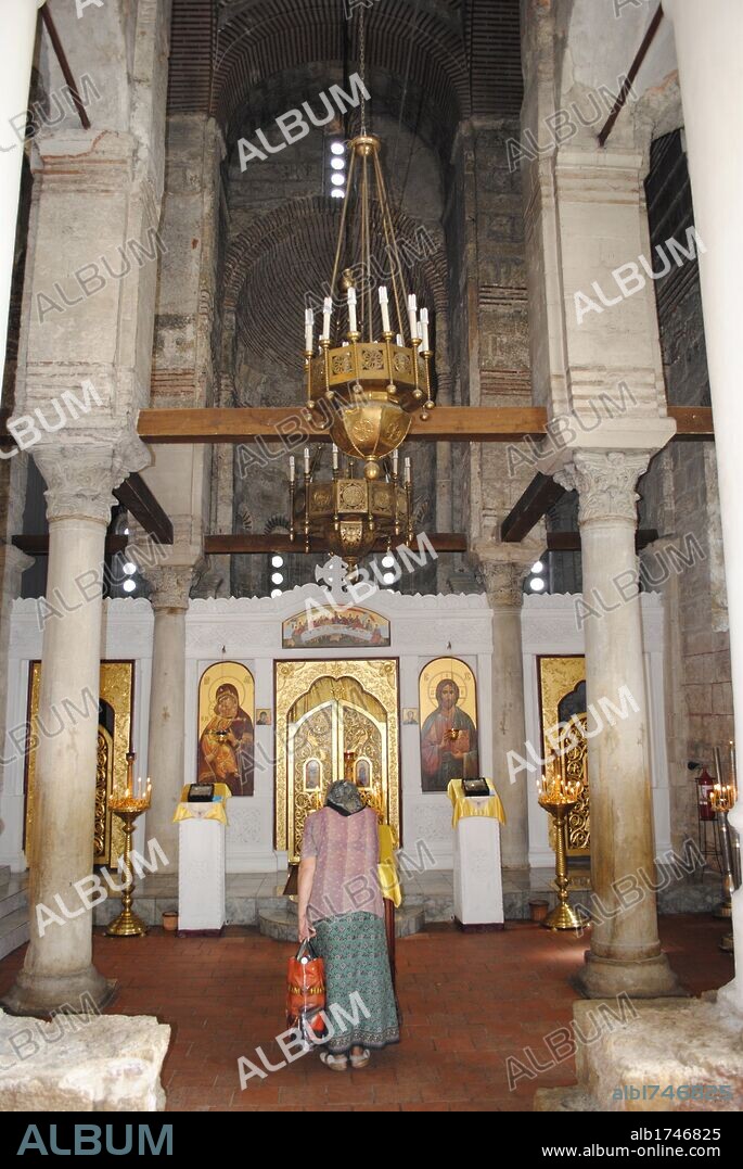 RELIGION CRISTIANA. IGLESIA ORTODOXA. Celebración religiosa en el interior de la iglesia bizantina de SAN JUAN BAUTISTA fechada en el siglo VIII. Ciudad de Kerch. República Autónoma de Crimea. Ucrania. Europa Oriental.