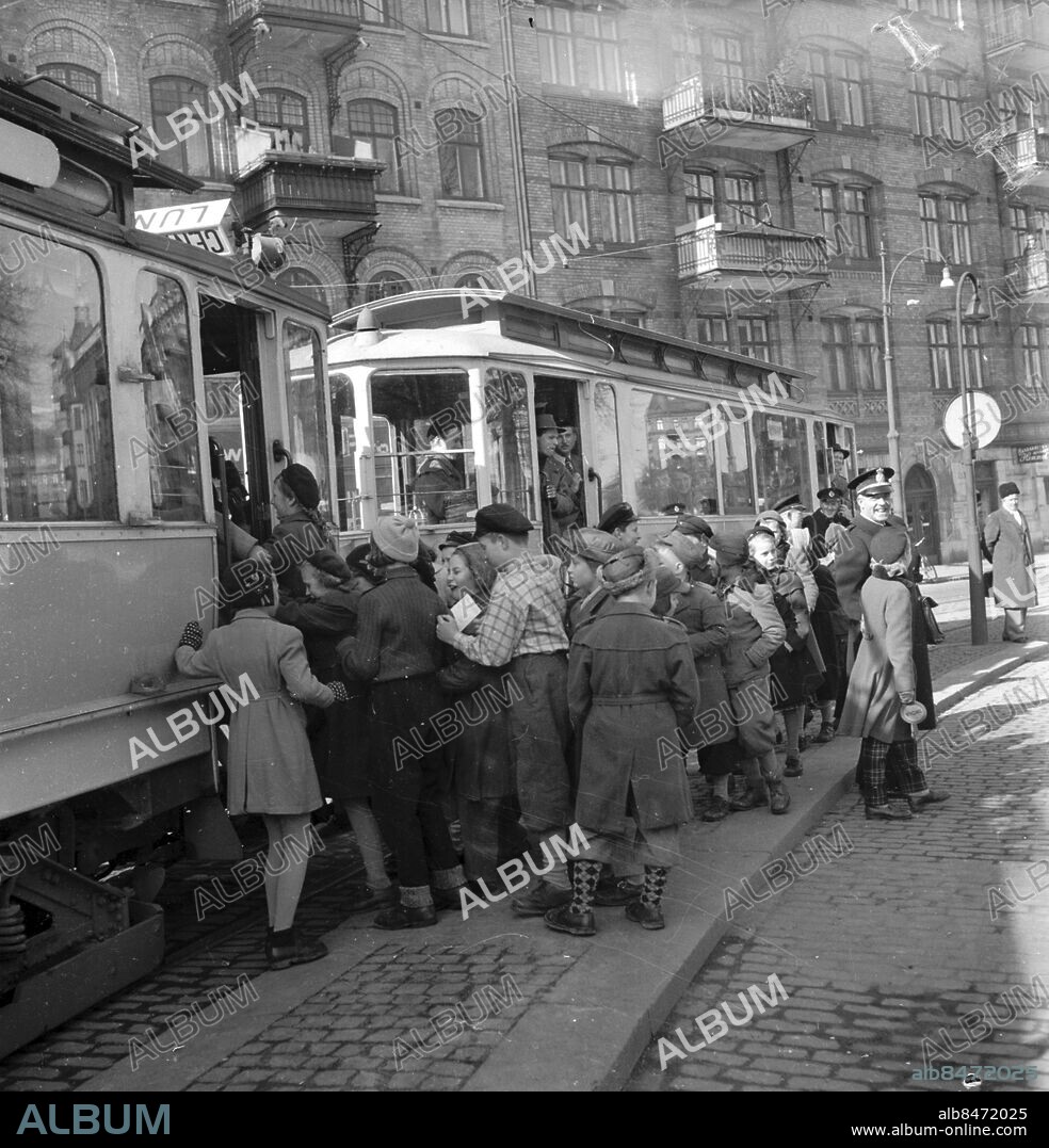 Göteborg mars 1952. Skolbarn har troligtvis trafikundervisning - polismästare Ernst Fontell med på bilden. Bilden är tagen på Övre Husargatan mitt emot gamla Barnbördshuset. Spårvagnen gick mot Linnéplatsen där på den tiden.. Foto: Kamerareportage *** Local Caption *** . KAMERAREPORTAGE.
