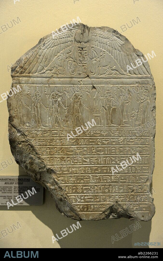 ARTE EGIPCIO. EGIPTO. ESTELA. Relieves. Takerse, una sacerdotisa del dios Min-re, haciendo una ofrenda a los dioses (De derecha, Osiris, Min, Horus, Anubis, Isis y Metis). Período Ptolemaico. 332-30 A. c. Egipto. Piedra caliza. Museo Arqueológico. Estambul. Turquía.