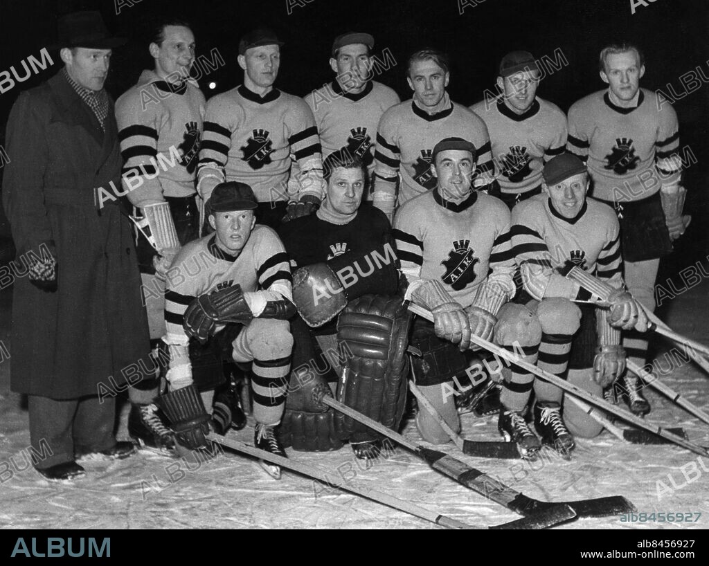 ARKIV 1947. Allmänna Idrottsklubben, AIK, svenska mästare i ishockey 1947. Stående fr.v. Arne Granath, ledare, Hans Lenkert, Ruben Carlsson, Lasse Ljungman, Åke Ström, Stig Jönsson, Klas Lindström. Främre fr.v. Tage Lindberg, Kurt Svanberg, Olle Andersson och Oskar Wester.. Foto: BM-Bild / TT / Kod: 194.