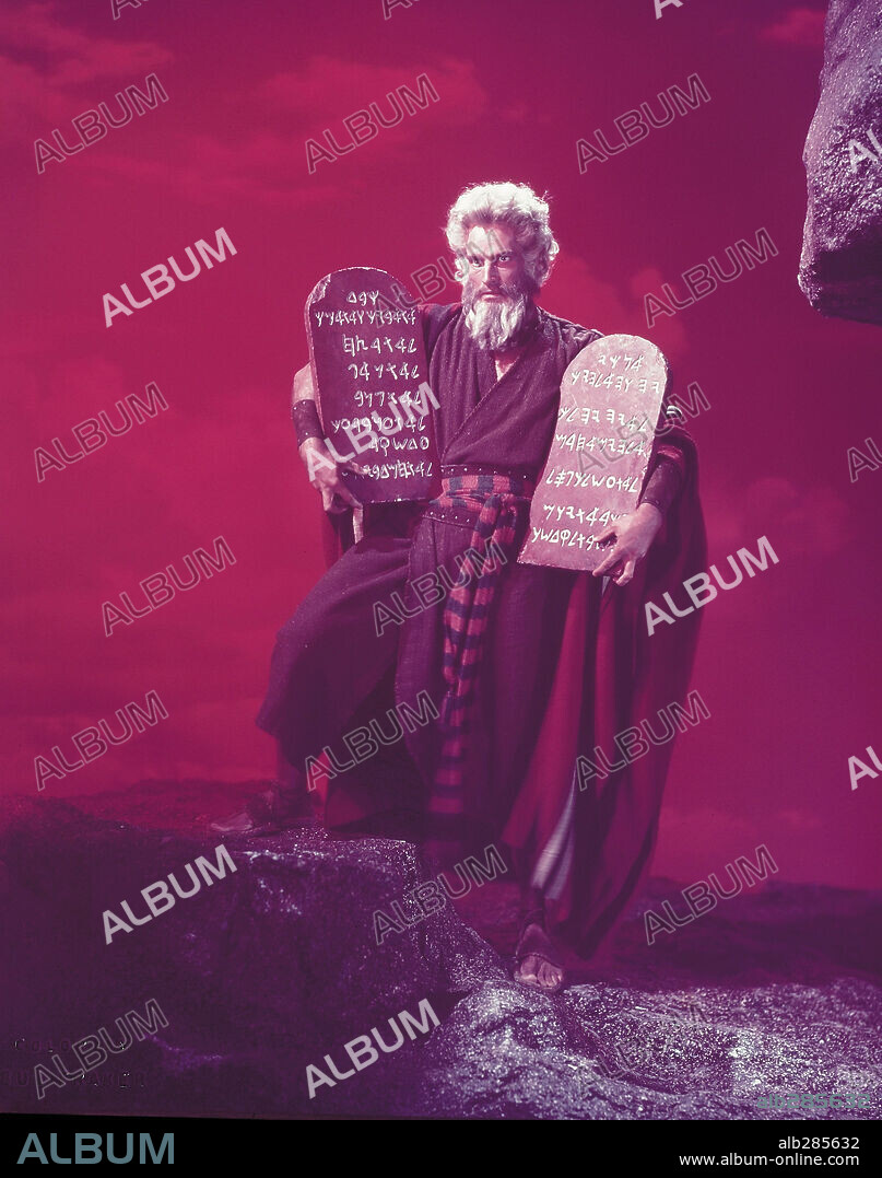 BIBBIA AT: MOSE' y CHARLTON HESTON. CHARLTON HESTON en LOS DIEZ MANDAMIENTOS, 1956 (THE TEN COMMANDMENTS), dirigida por CECIL B DEMILLE. Copyright PARAMOUNT PICTURES.