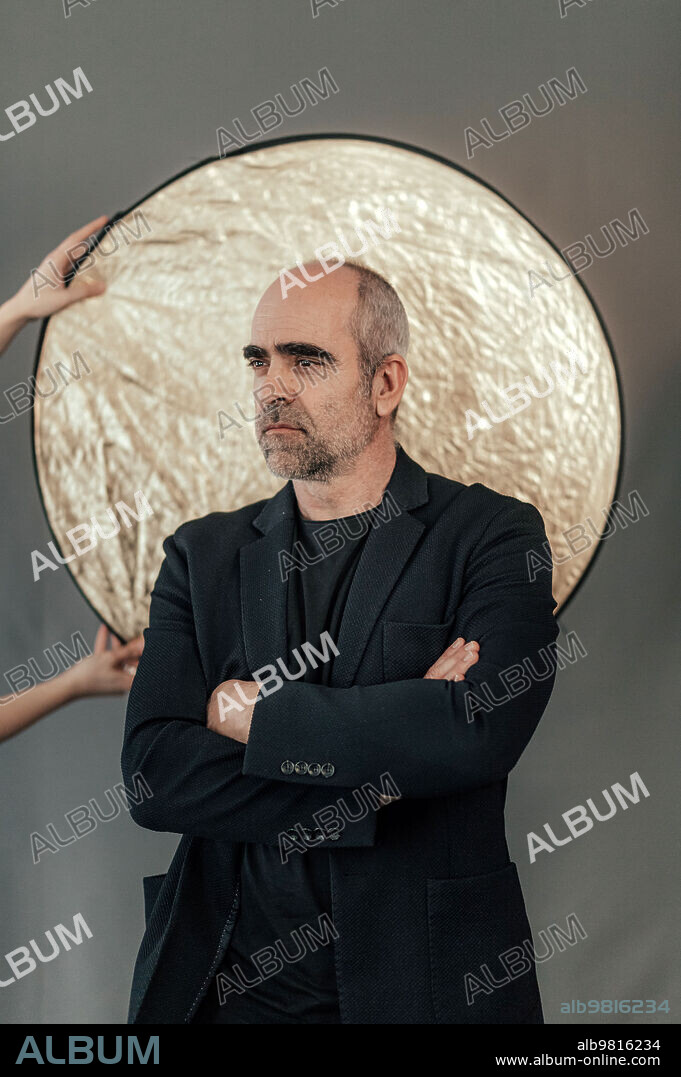 LUIS TOSAR en EL FANTASTICO CASO DEL GOLEM, 2023, dirigida por BURNIN' PERCEBES, JUAN GONZALEZ y NANDO MARTINEZ. Copyright AQUI Y ALLI FILMS.
