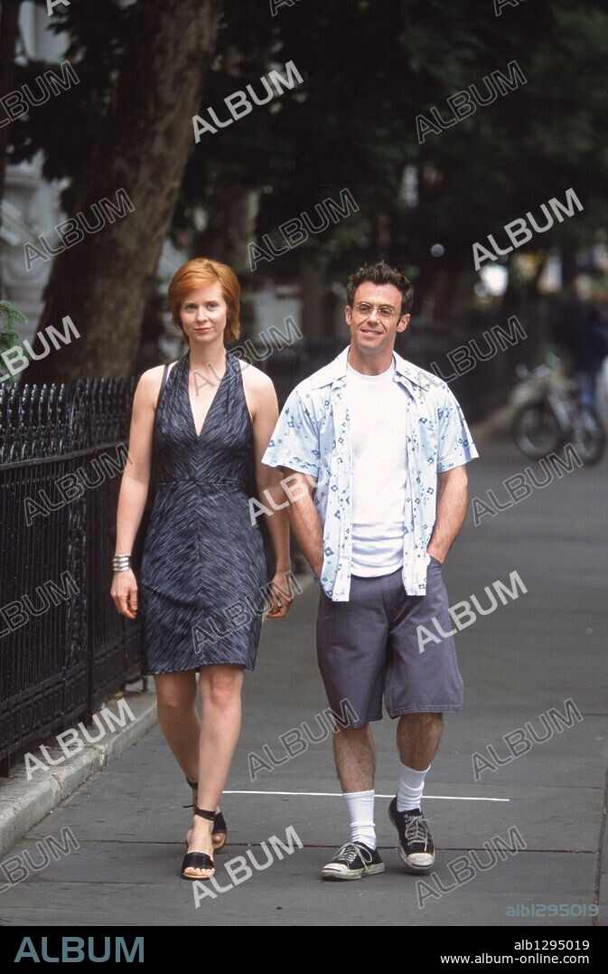 CYNTHIA NIXON und DAVID EIGENBERG in SEX AND THE CITY, 1998. Copyright HBO.
