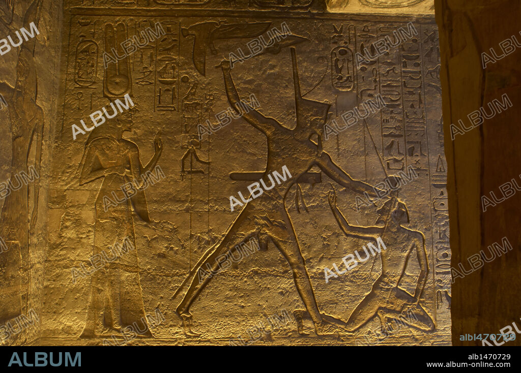 ARTE EGIPCIO. EGIPTO. GRAN TEMPLO DE RAMSES II (1290-1224 a. C.). Templo funerario excavado en la roca. Detalle de los relieves esculpidos con la representación del faraón Ramses II victorioso, capturando enemigos. IMPERIO NUEVO. ABU SIMBEL. Norte de Africa.