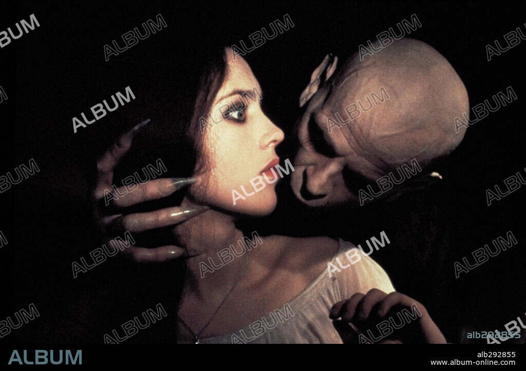 ISABELLE ADJANI and KLAUS KINSKI in NOSFERATU THE VAMPYRE, 1979 (NOSFERATU: PHANTOM DER NACHT), directed by WERNER HERZOG. Copyright WERNER HERZOG FILMPRODUKTION.