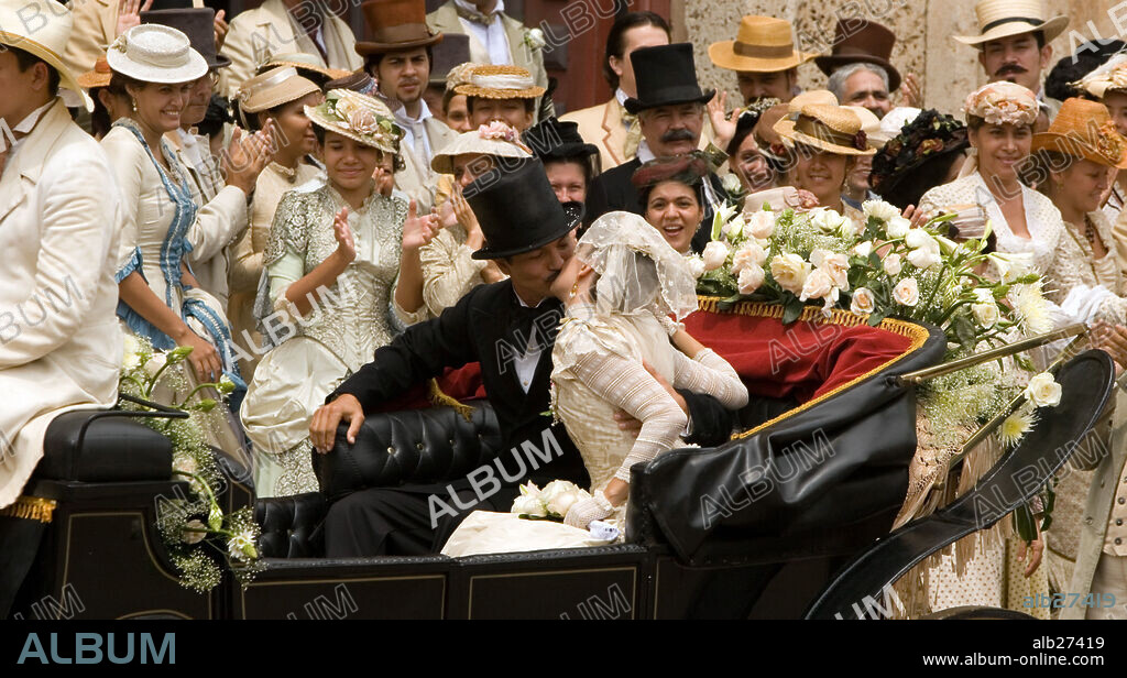 BENJAMIN BRATT et GIOVANNA MEZZOGIORNO dans L'AMOUR AU TEMPS DU CHOLÉRA, 2007 (LOVE IN THE TIME OF CHOLERA), réalisé par MIKE NEWELL. Copyright NEW LINE CINEMA/STONE VILLAGE PICTURES/GROSVENOR PARK MEDIA / DAZA, DANIEL.