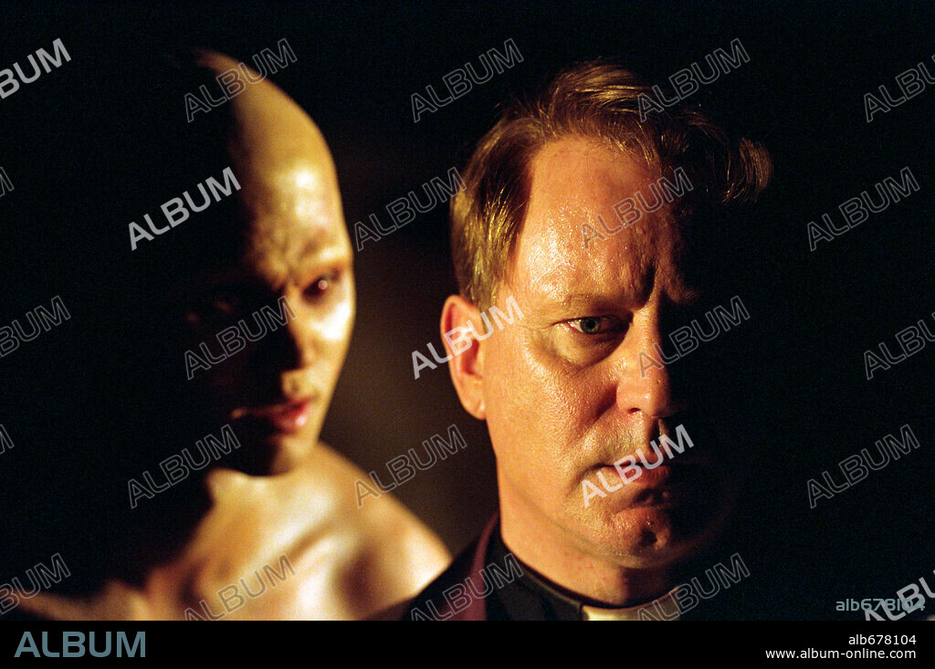BILLY CRAWFORD et STELLAN SKARSGARD dans DOMINION: PREQUEL TO THE EXORCIST, 2005, réalisé par PAUL SCHRADER. Copyright WARNER BROS. PICTURES / STRIZZI, SERGIO.