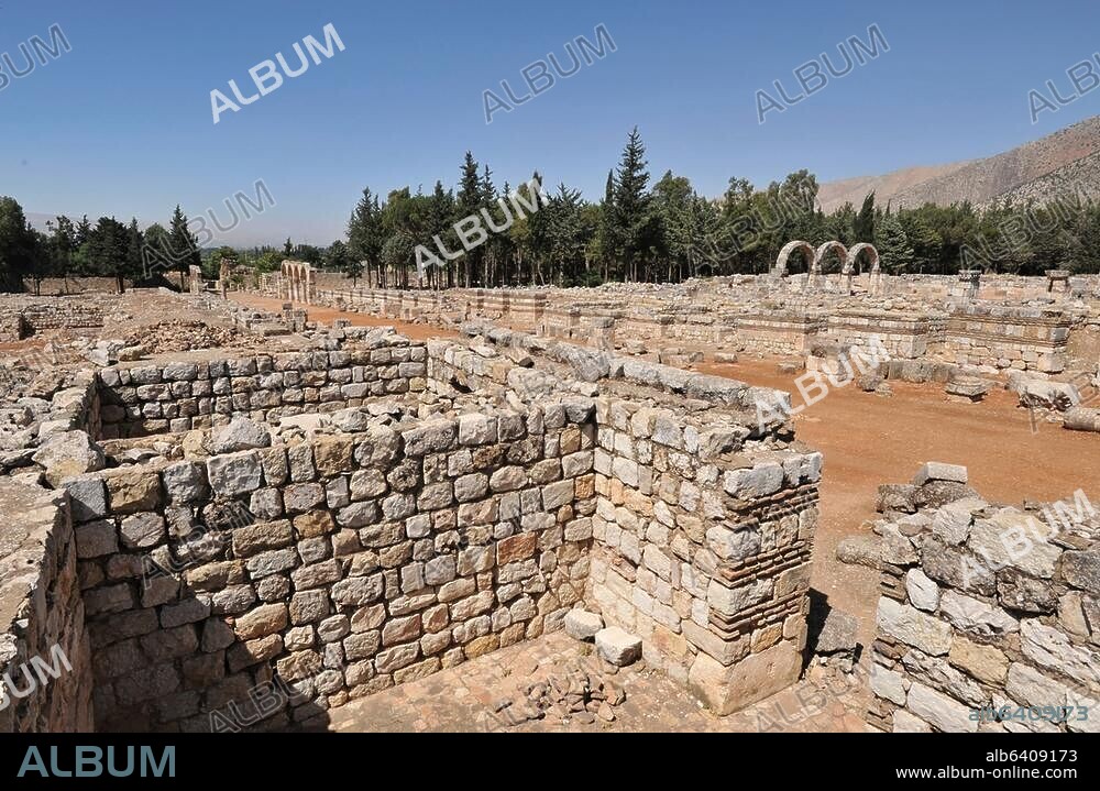 Anjar / Andjar (Libanon), (Ruinenstätte der Omaijadendynastie; angelegt als Residenz Walids I. 705-715 nach antikem Stadtbauschema; Ausgrabungen seit 1943; seit 1984 Weltkulturerbe), Cardo ( Kolonnadenstraße; Hauptstraße in Nord-Süd-Richtung; frühislamisch, Zeit der Omaijaden, 8.Jahrhundert). /-Teilansicht nach Nordosten: Blick aus...
