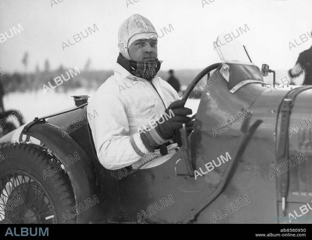 1936.. Utan bildtext. Not. Rämenloppet 1936 Lind Anm. Stor motortävling på sjön Rämen utanför Ludvika 1931-1936. Sportbilar Racerbilar Öppna bilar Handskar Läderhjälmar Halsdukar Ekrar Ratt CD509 sites: SVERIGE.