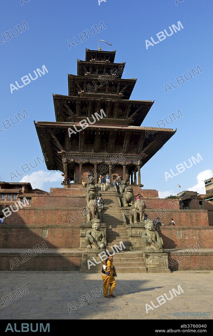 Nyatapola Temple, built in 1702, tallest temple in Kathmandu valley, Taumadhi Tole square, Bhaktapur, UNESCO World Heritage Site, Nepal, Asia.