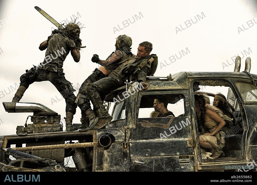 CHARLIZE THERON und TOM HARDY in MAD MAX: FURY ROAD, 2015, unter der Regie von GEORGE MILLER. Copyright VILLAGE ROADSHOW.