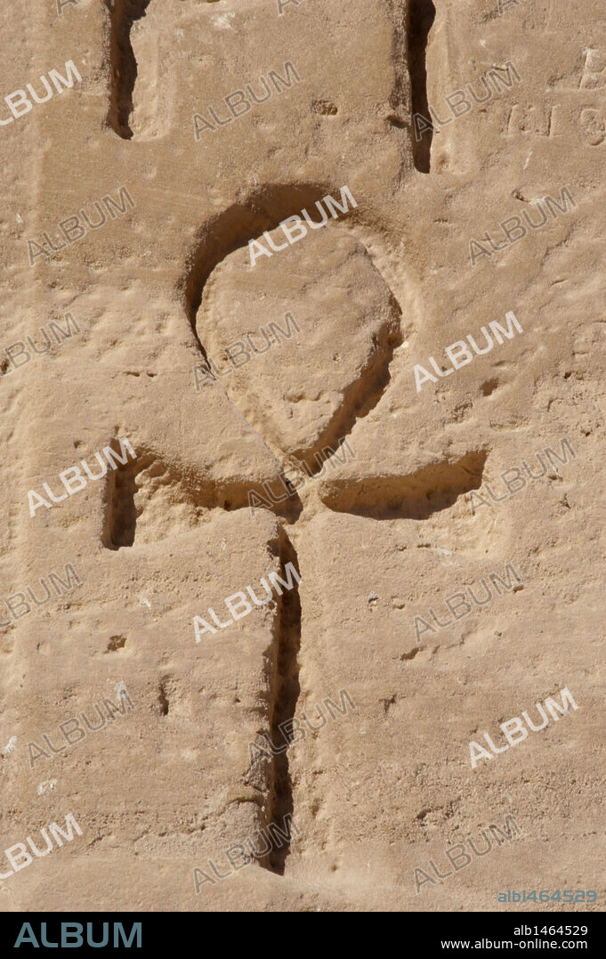 ESCRITURA JEROGLIFICA. EGIPTO. "LLAVE O LAZO DE LA VIDA". Relieve del "ANKH" que en jeroglífico significa VIDA y, como símbolo, significa VIDA ETERNA. DINASTIA XIX. (1320-1200 a. C.). IMPERIO NUEVO. Templo Mayor de Ramses II. ABU SIMBEL.